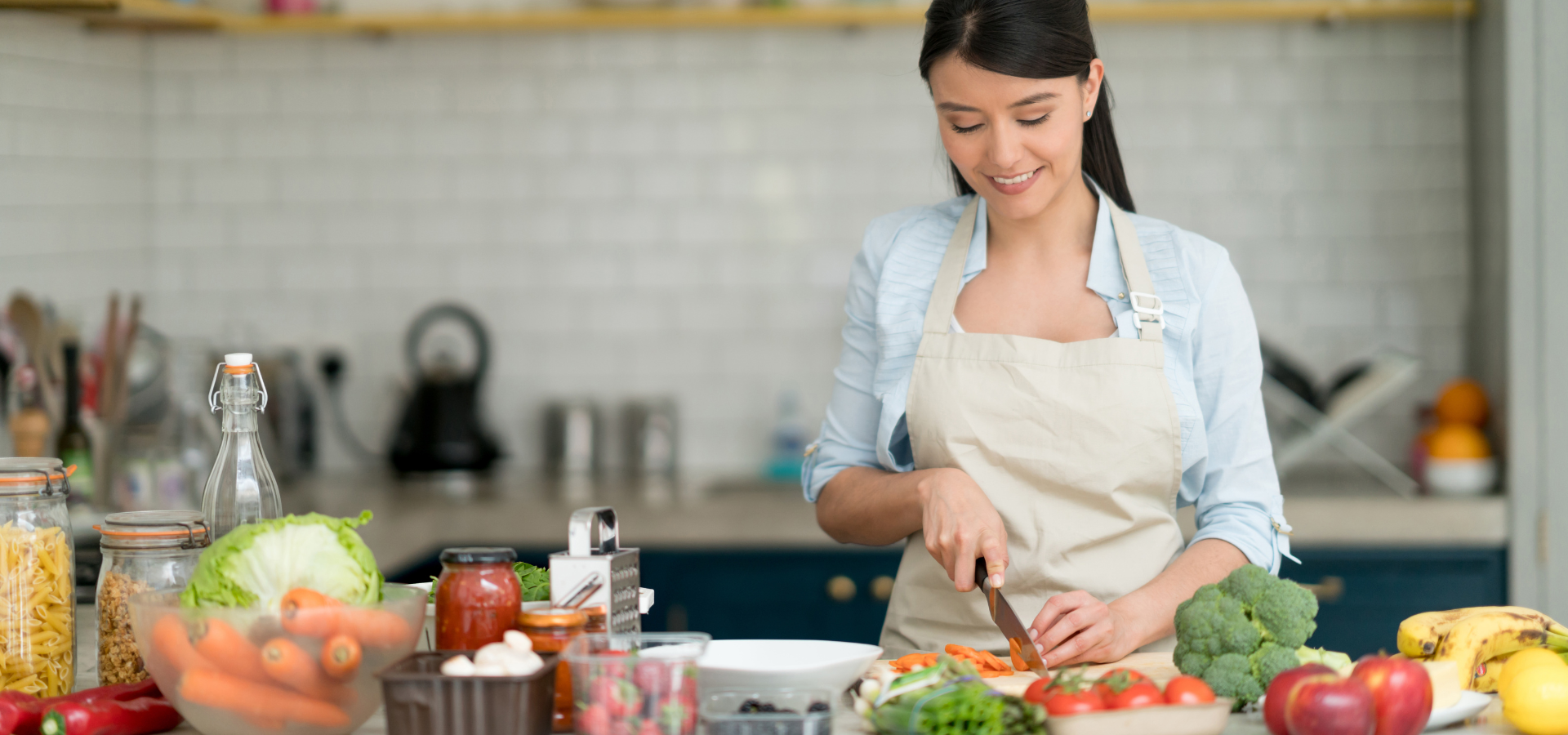 mujer cocinando mujer cocinando